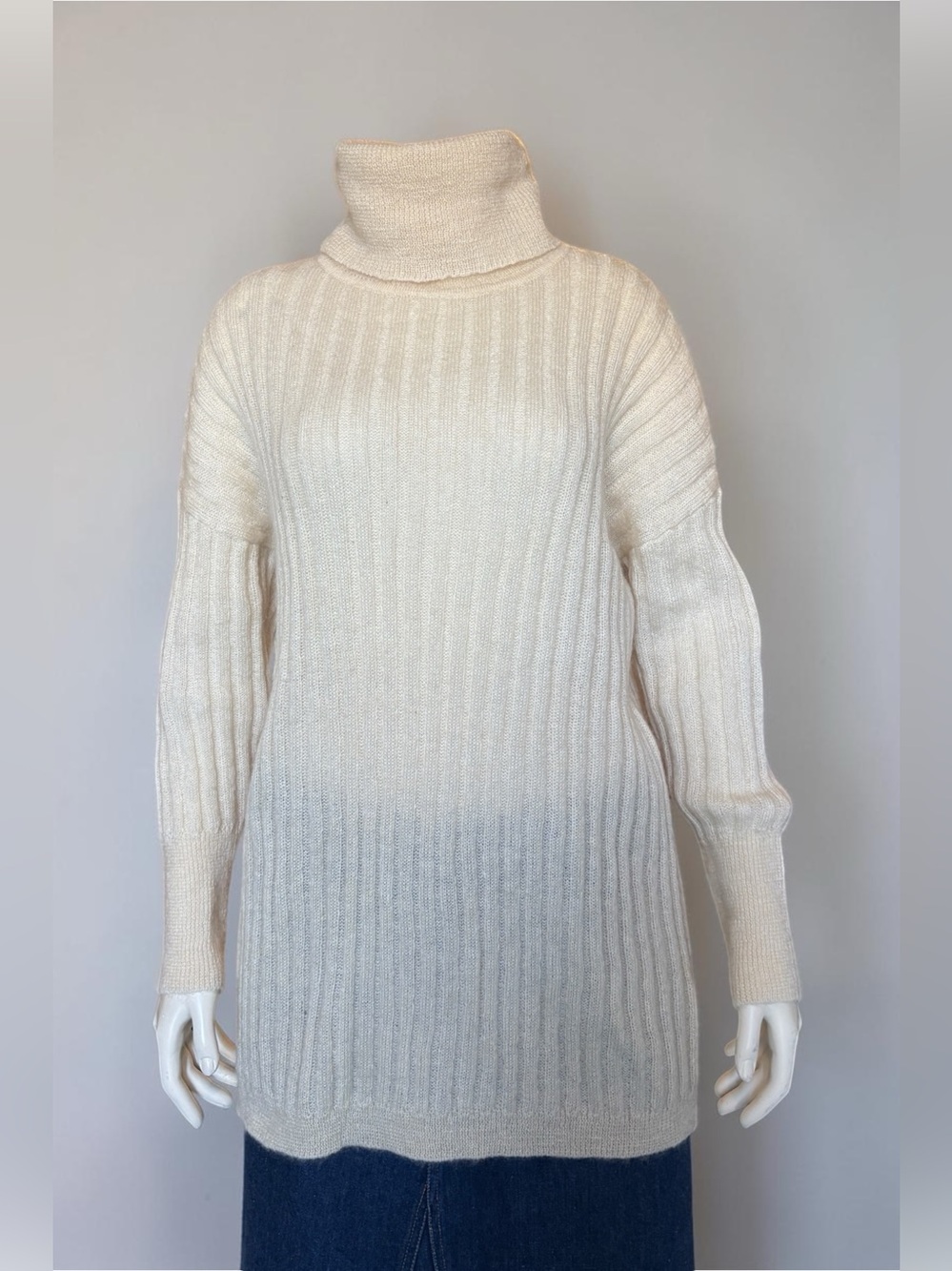 Banana Republic MohairCream Turtleneck Ribbed Lightweight Fuzzy Size Small Fall